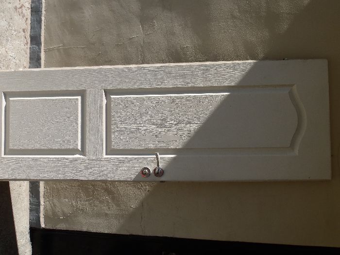 Бяла интериорна врата с брава със заключване