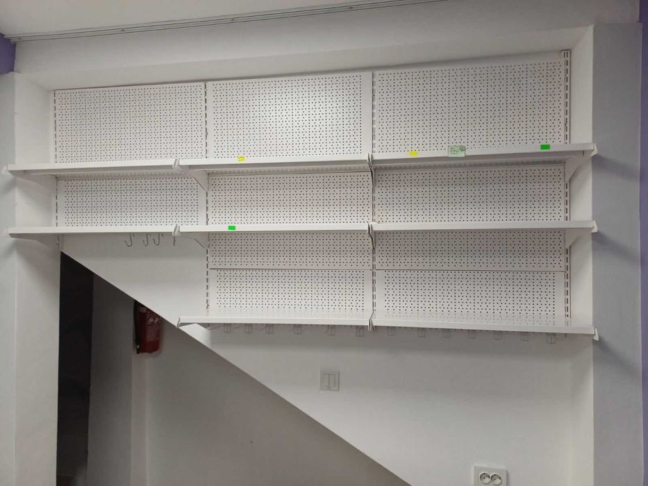 Стелажи за стена