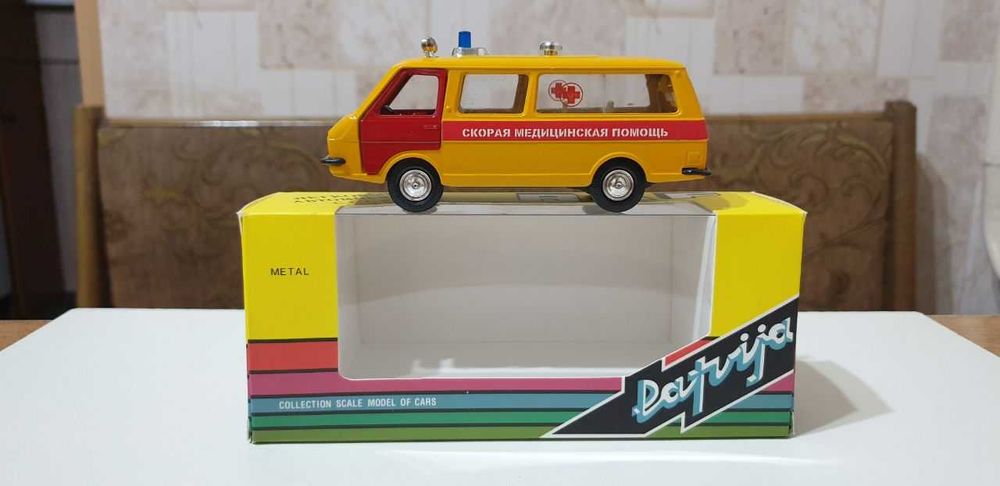 Продам РАФ 2203 Скорая помощь конверсия в масштабе 1:43 СССР