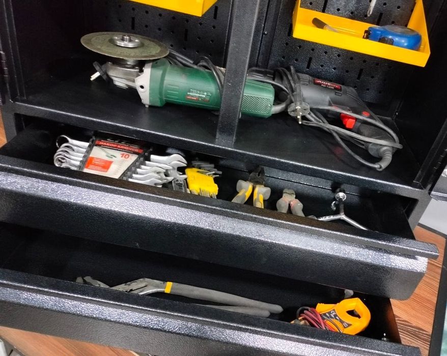 Настенный шкаф металлический для инструментов