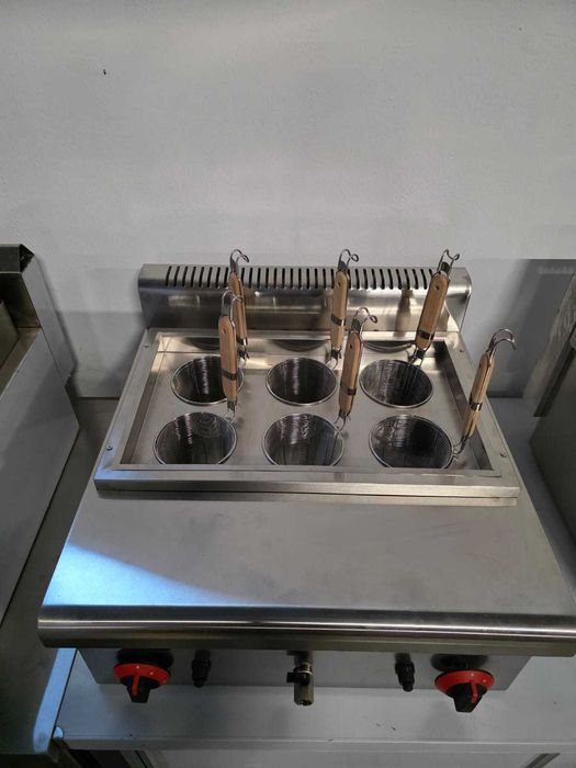 Grill pe gaz GPL cu plita striata nou,transport inclus,dim 550x530x420