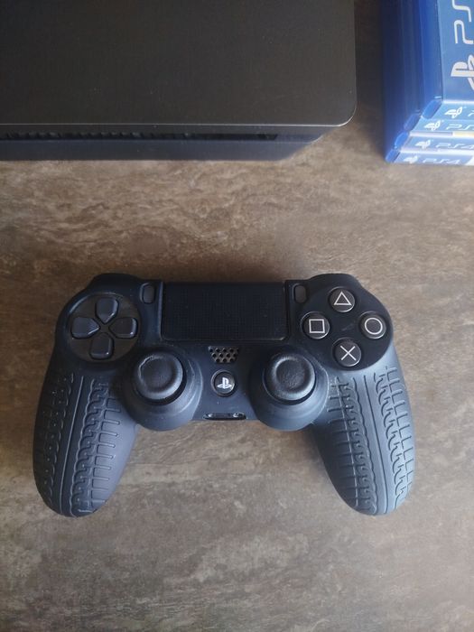 Playstation 4 Slim 1TB +джойстик и игри