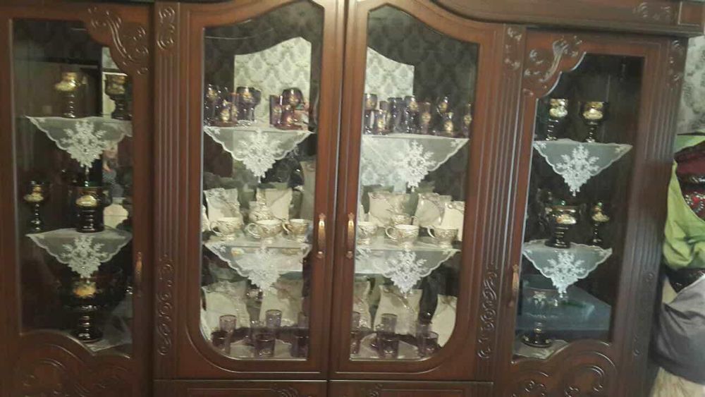 Настенный шкаф продается