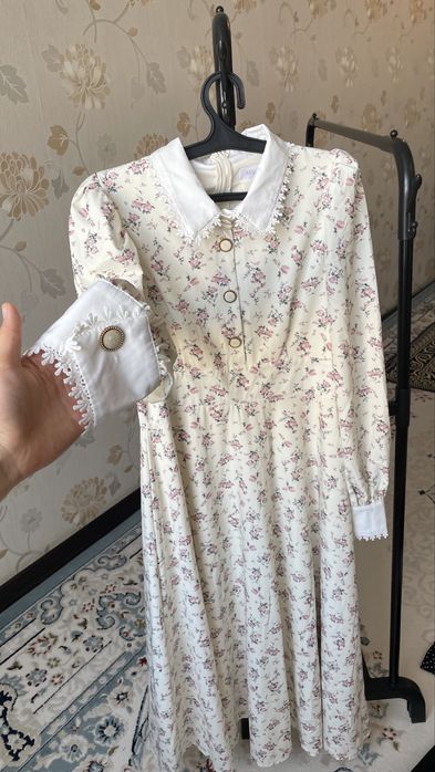 Гүлді принттерімен өте нәзік, әдемі көйлек