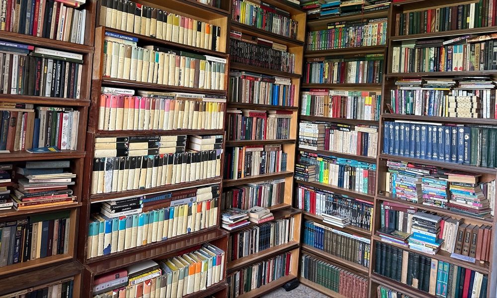 Продаются книги. В большом количестве. Разные