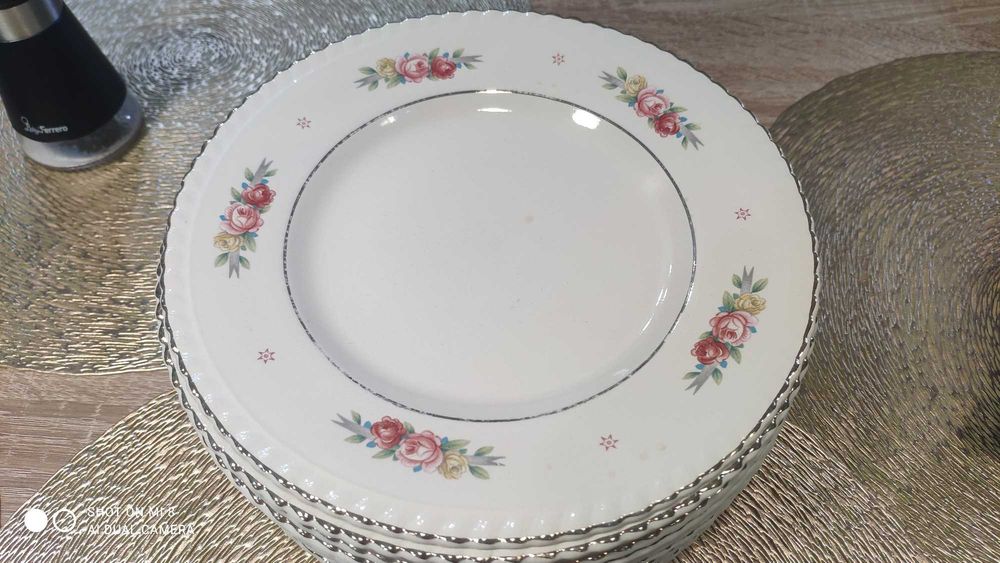 12 бр. Гръцки Порцеланови Чинии KERAMIKOS със Златен Кант