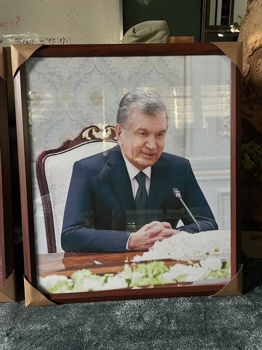 портрет президента Узбекистана