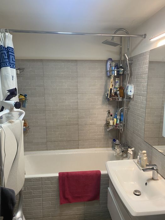 Se vinde un apartament cu 3 camere, central și cu “cămară” mare