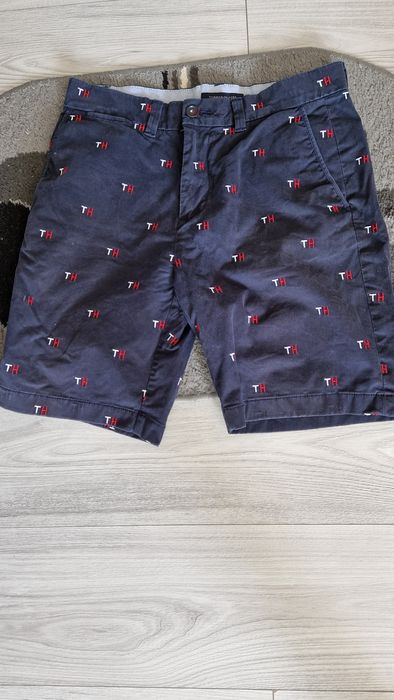 Vând blugi toți hilfiger