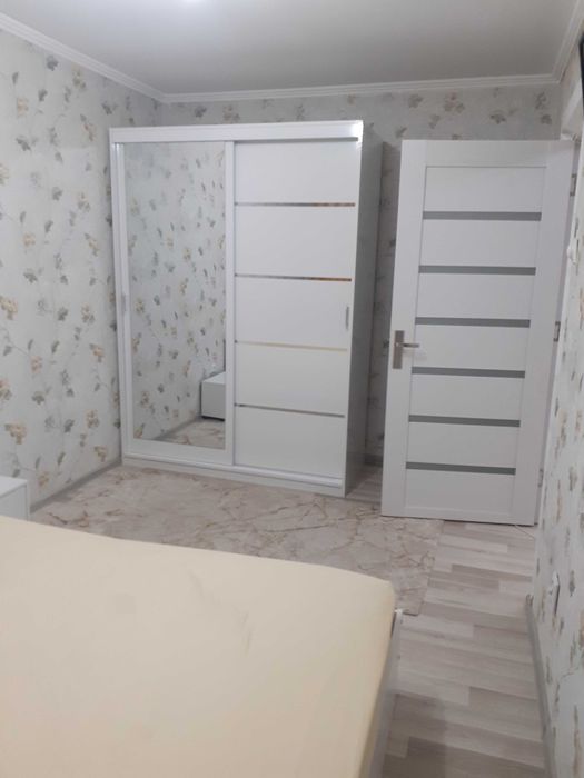 Închiriez apartament  3 camere decomandat in centru lăngă Primărie  .