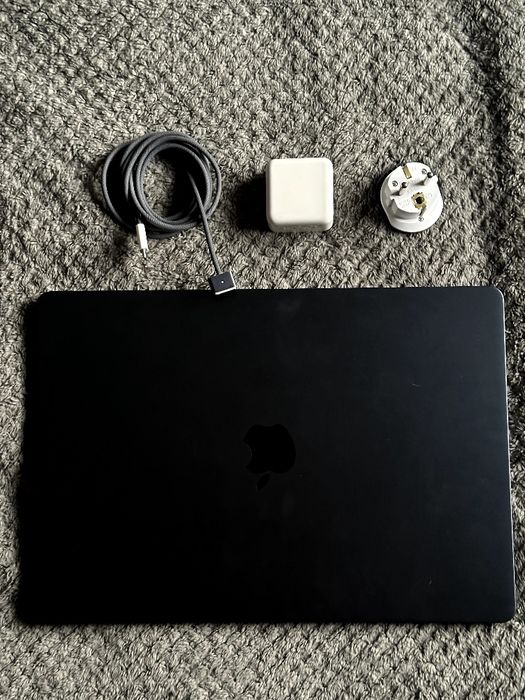 Продам MacBook Air 15" M2 (8/256 ГБ) Midnight