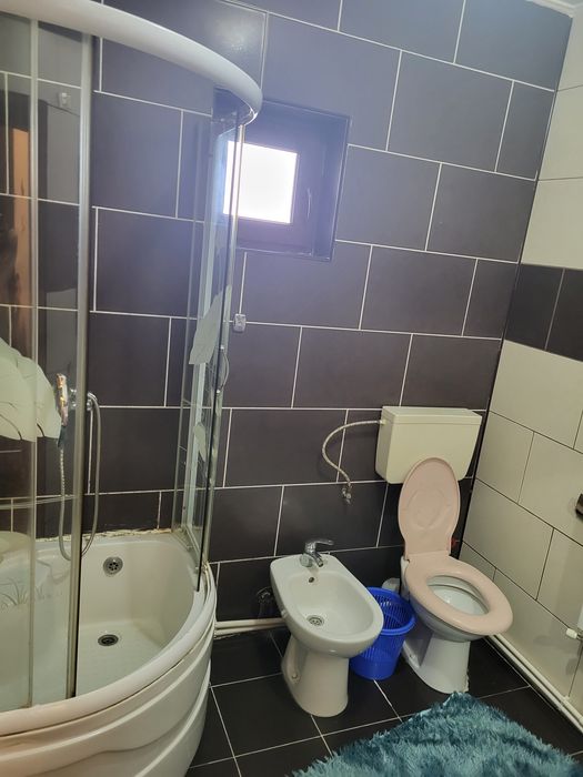 Vila cu două ap.de închiriat
