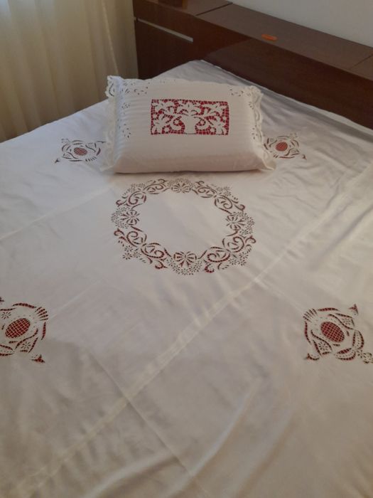 Покривка за спалня плюс възглавница - рязана бродерия