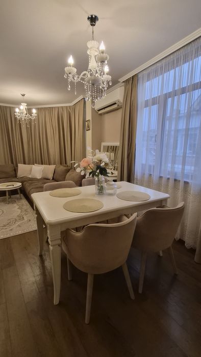 Трапезна маса - слонова кост