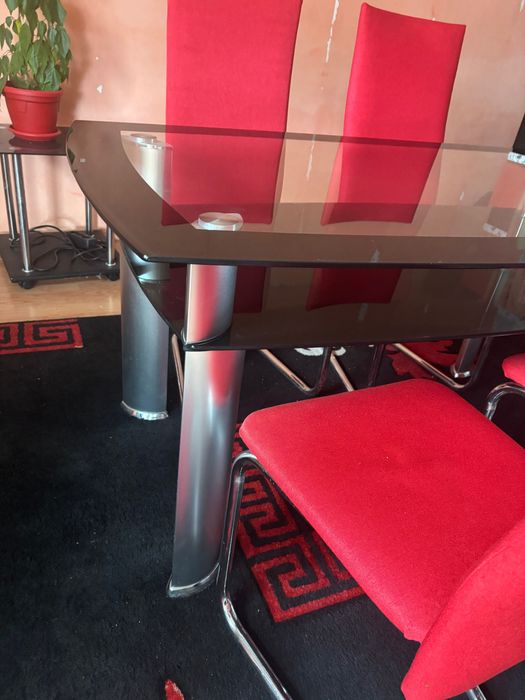 Стъклена трапезна маса