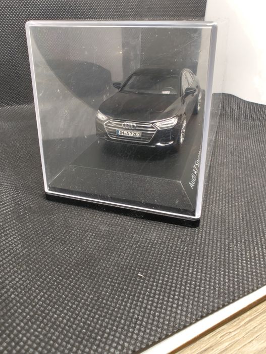 Machetă Audi A7 Sportback Negru 1:43 – iScale (Model de Reprezentanță), cu Plexiglas