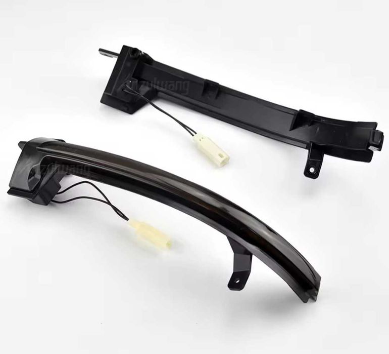 Динамични ( бягащи ) мигачи за огледалата за VW Touareg II Туарег 2