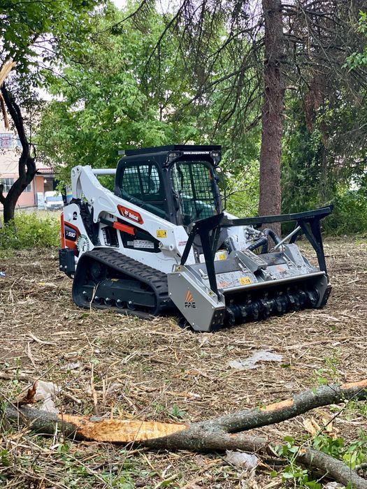 Почистване на парцели верижен бобкат мулчер шредер