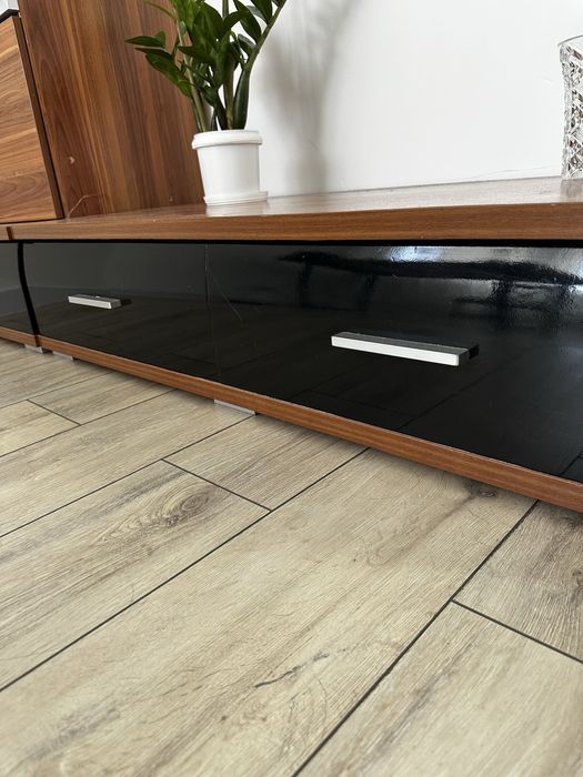 Гарнитур в гостиную. Шкаф-пенал и тумба под телевизор