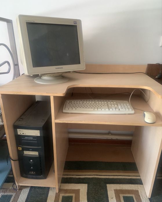 Компьютерный стол с компьютером