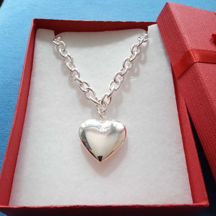 Ново, масивно дамско, сребърно колие с масивно сърце. В кутия.