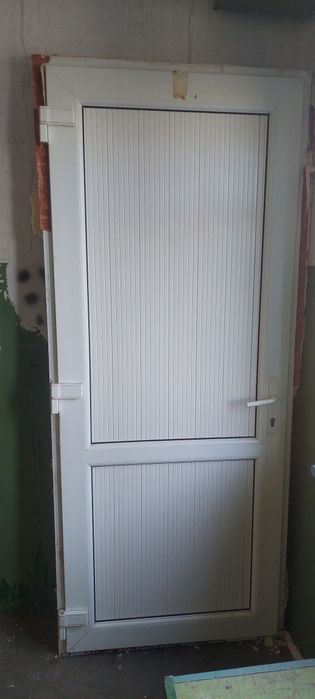 Продам дверь пластиковая входная