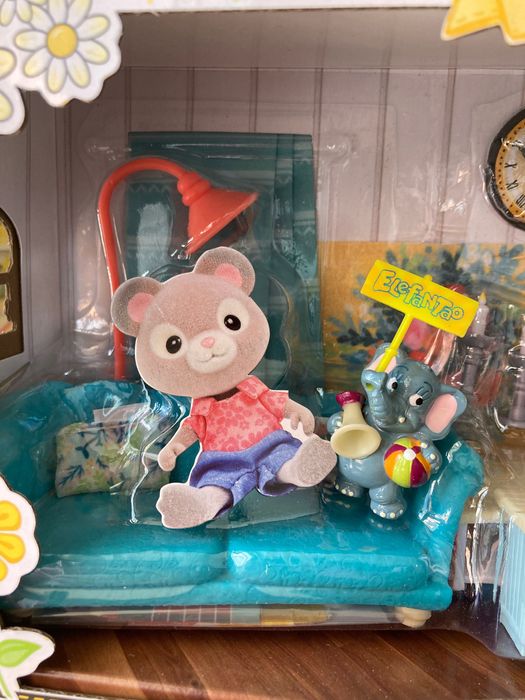 Honey bee acres cozy living room