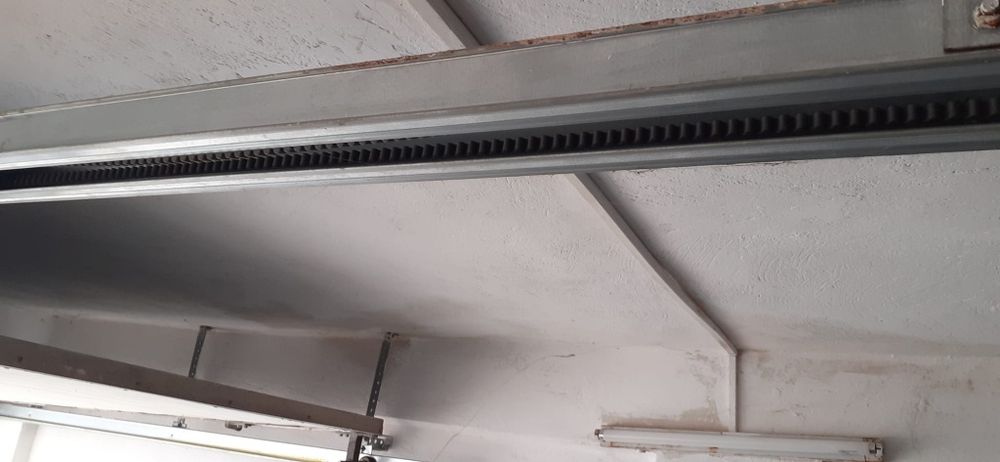 Mecanism pentru acționare electrică ușă garaj