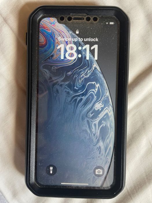 Продавам iPhone XR