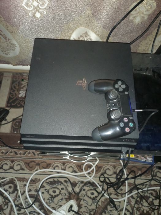 PS4 pro tiniq holati ideal plombasi bor original djoystik bor 2 disk.