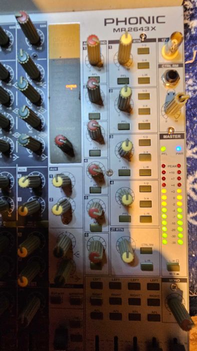 Mixer audio cu 18 canale Phonic MR2643X Helix, efecte digitale