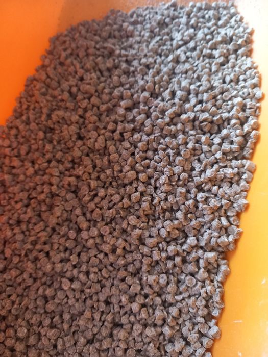 Furaje granulate pentru găini outoare