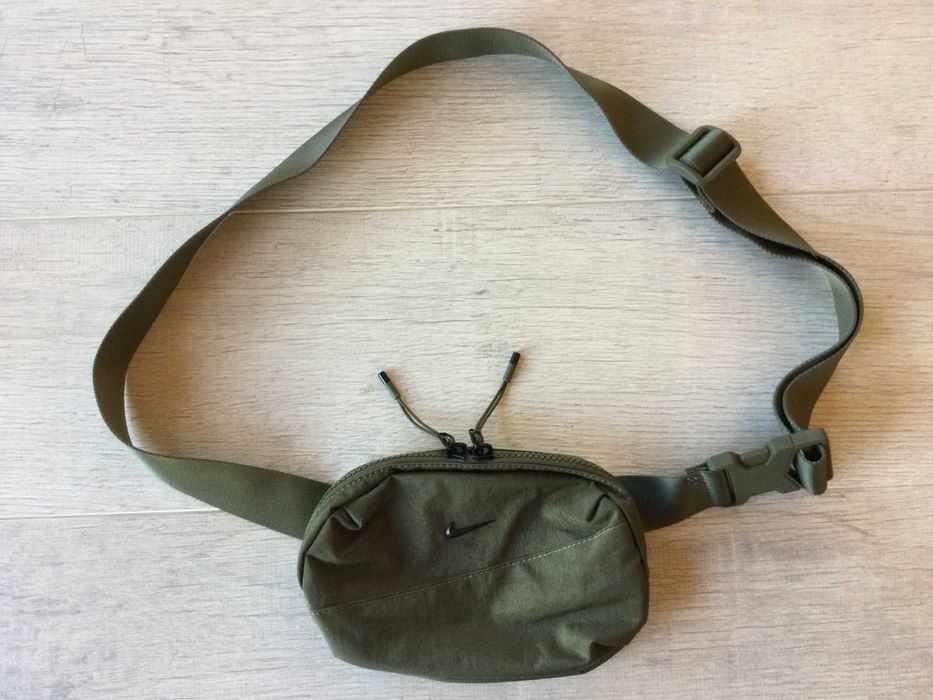 НОВА оригинална мъжка / унисекс маслено зелена чанта / crossbody bag / чантичка за кръста "банан" NIKE / Найк от САЩ