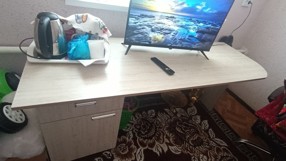 Kompyuter stol sotiladi.