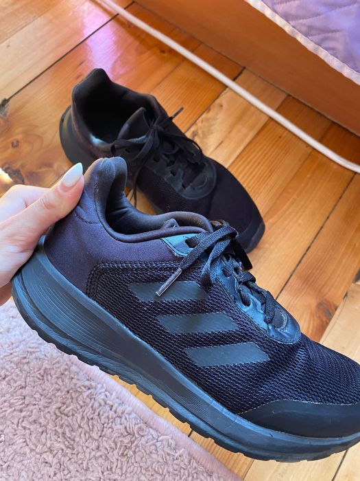Оригинални дамски  маратонки adidas, размер 38, носени няколко пъти.