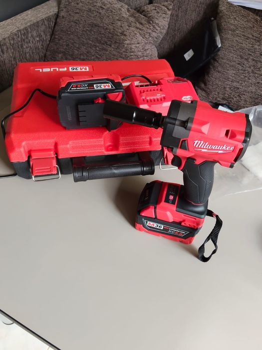 Pistol  impact  Milwakke pentru roti auto