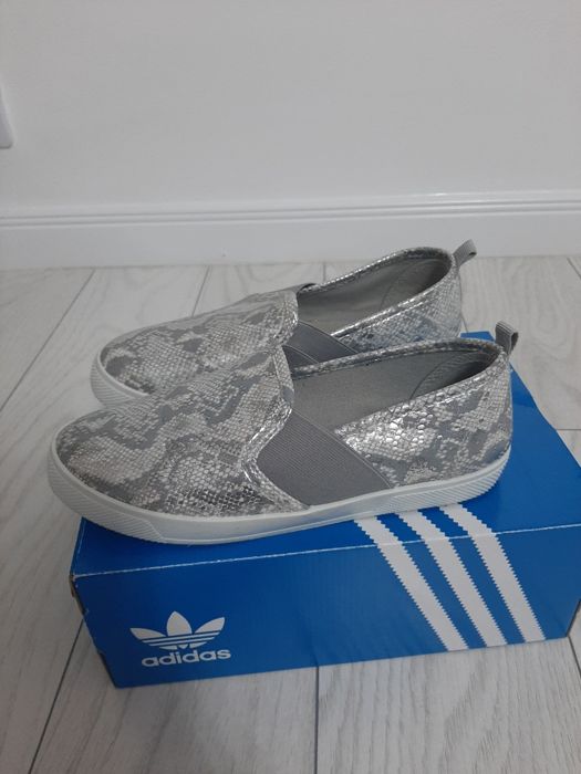 Vând teniși,mărimea 38