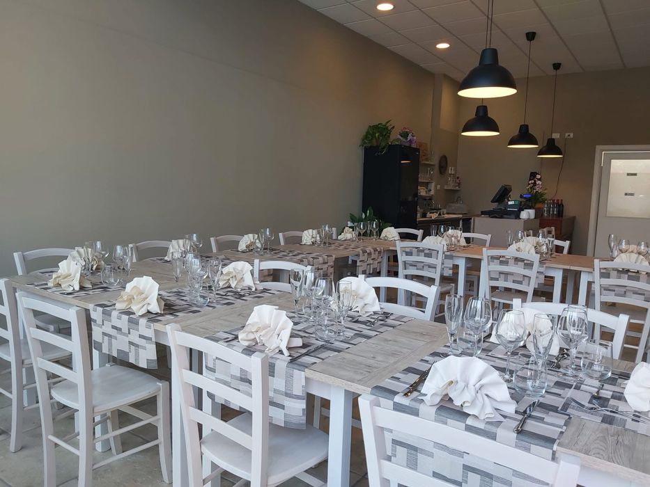 Mese și scaune din lemn masiv - Perfecte pentru restaurante, pub-uri!