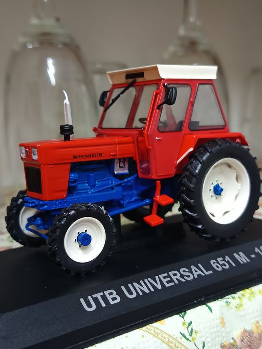 auto UTB 1/43 machetă nou + revistă