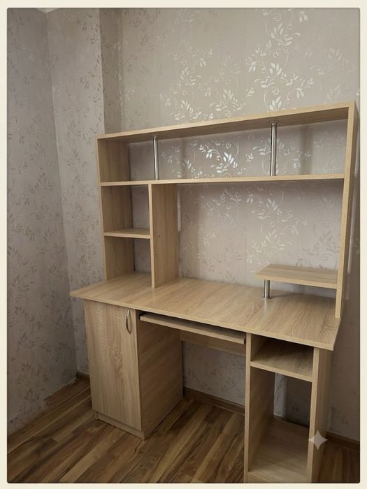 Birou spațios cu etajeră / corp înalt