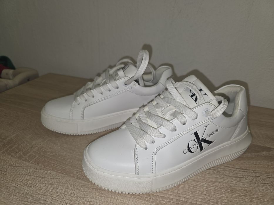 Продавам нови бели сникърски Calvin Klein