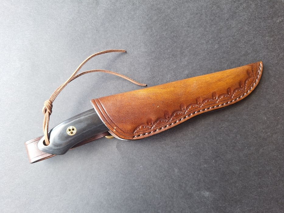 Ловен нож Boker-Magnum с кожена кания.