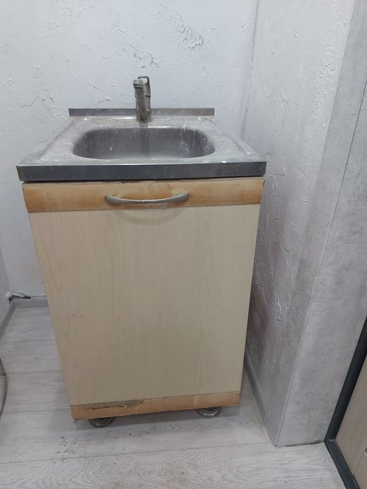 Продам раковину с тумбой