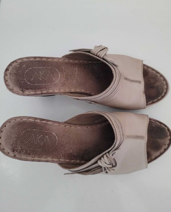 Saboti din piele , marime 37