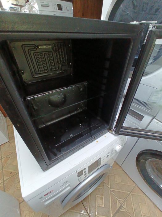 Компактна хладилна витрина за бира, вода, безалкохолни напитки и други с 12 месеца гаранция!