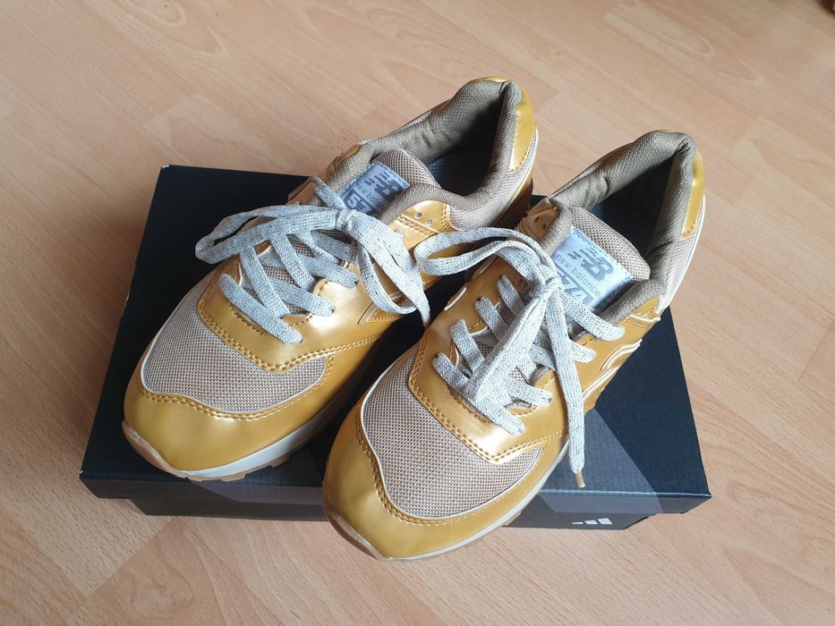 Adidasi de dama marca New Balance Model 574 Gold marime 38 Noi