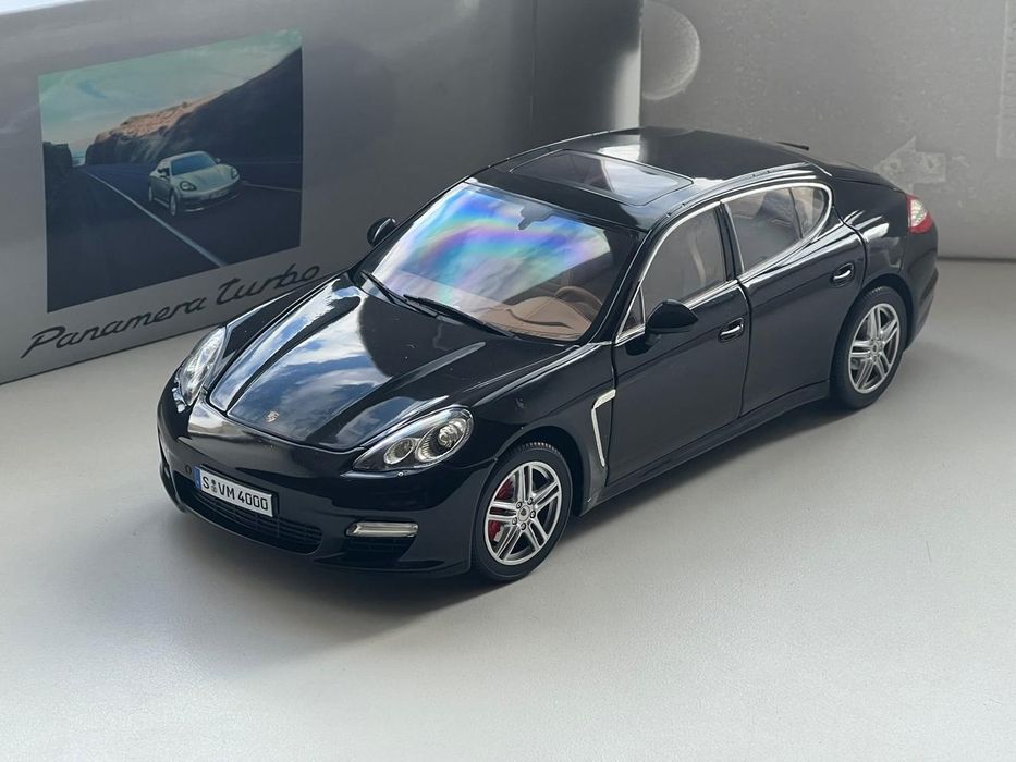 1:18 Porsche Panamera Turbo black.