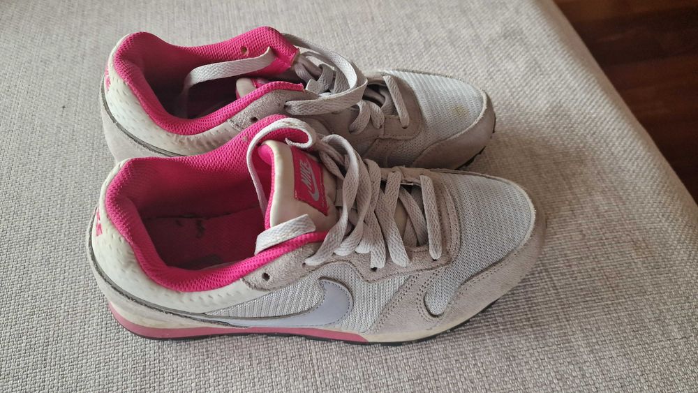 pantofi sport 38; 2 buc la 250  div marci