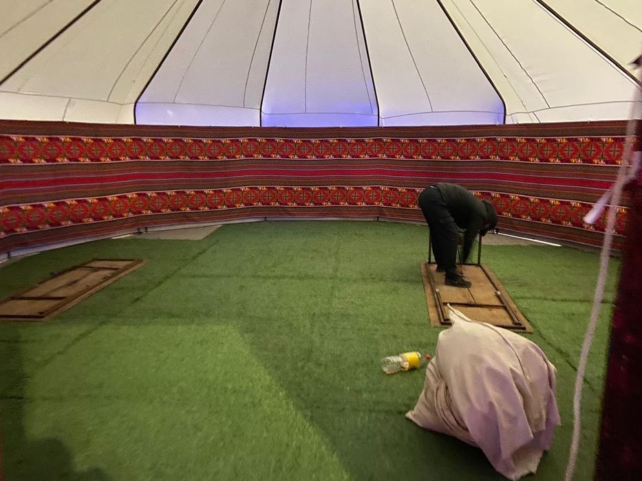 Киіз уй посудасымен