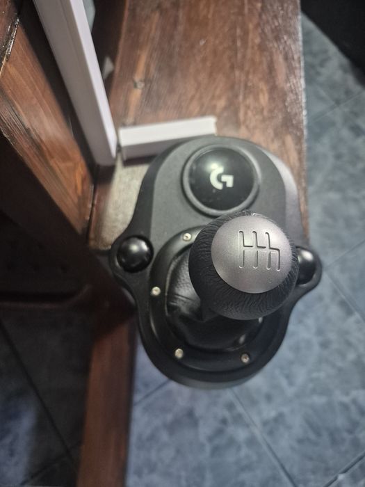 Volan Gaming Logitech Driving Force G29 + Shifter + suport de lemn cu scaun de Iveco.